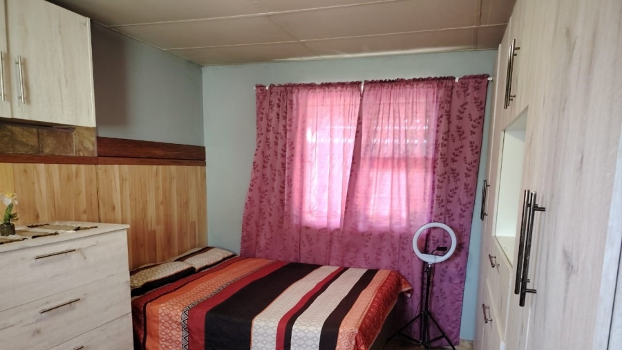 To Let 4 Bedroom Property for Rent in Louwville Western Cape